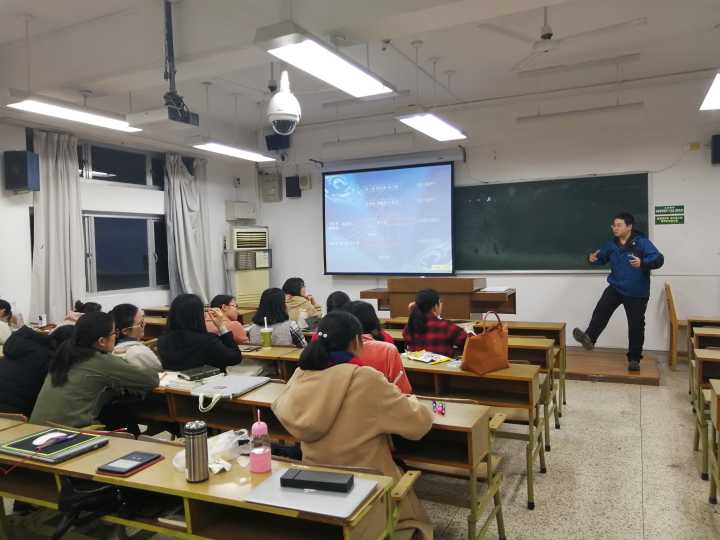 示范马连良特殊台步