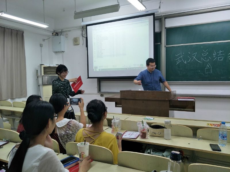 殷师为社员颁发奖状