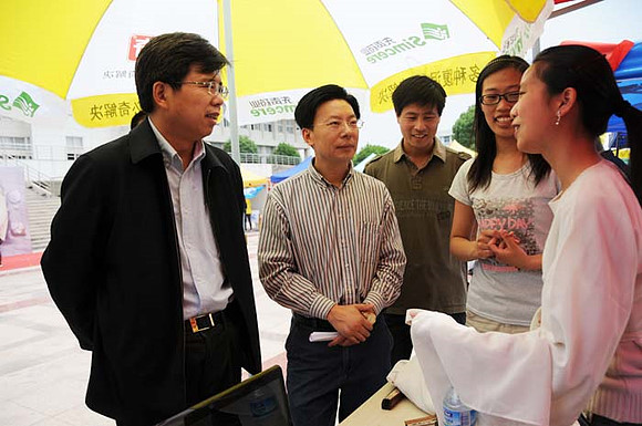 团委书记宋喆等正在跟我社社员交谈