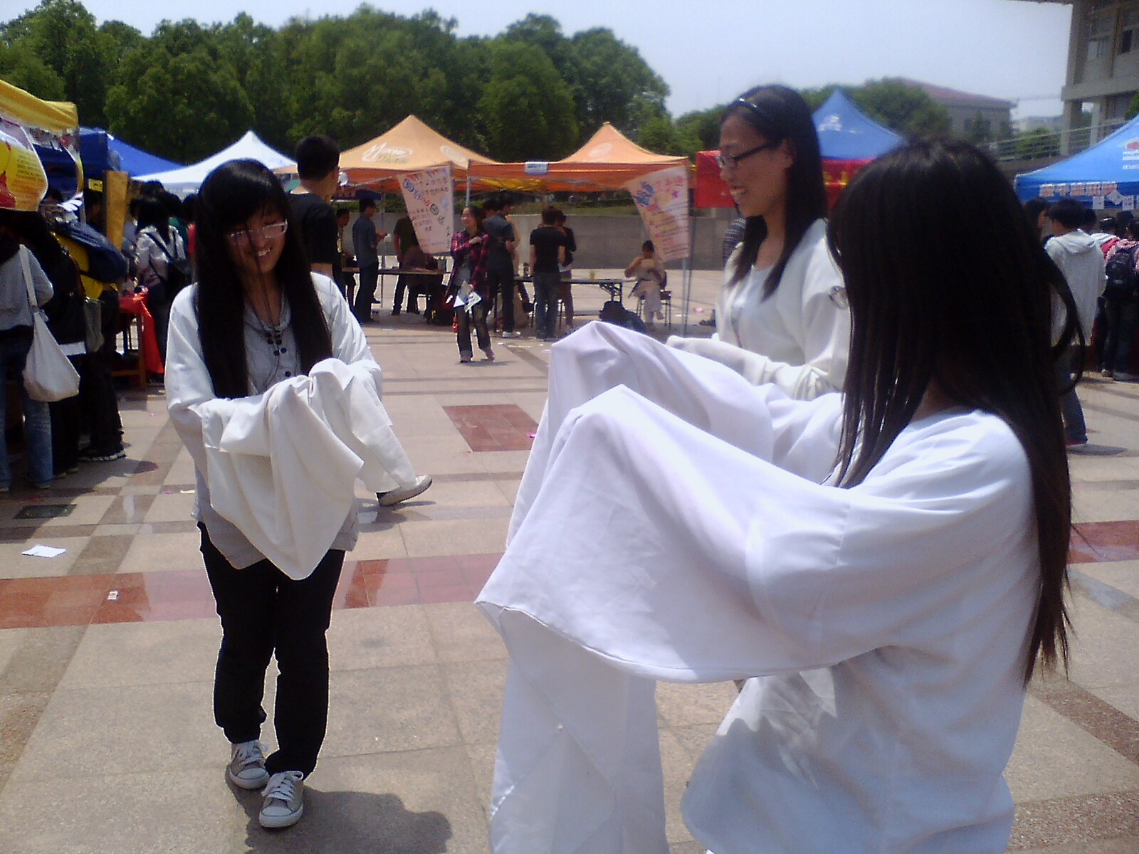 社员在教同学们水袖