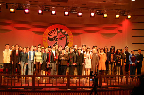 “光前裕后又一年”光裕戏曲社春季专场演出全体演职人员合影