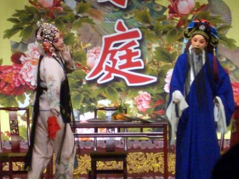 舞台上的皇上熊明霞是李凤姐金喜全的夫人